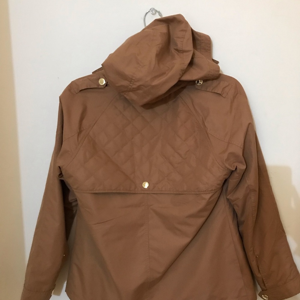 Tan raincoat - Picture 3 of 4